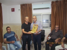 سكان منطقة عكابه يقدمون التهنئه للبلديه الجديد