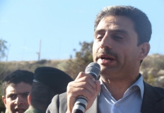 رئيس الوزراء يشارك المزارعين في قفين قطف الزيتون