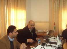 بالصور لجنة الطوارئ في محافظه طولكرم برئاسة القائم باعمال محافظ محافظة طولكرم الاخ جمال سعيد وقائد الشرطة وقائد الدفاع المدني في المحافظه لبلدة قفين