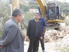 بالصور البدا بتنفيذ مشروع تعبيد طرق داخلية وتأهيل طرق زراعية